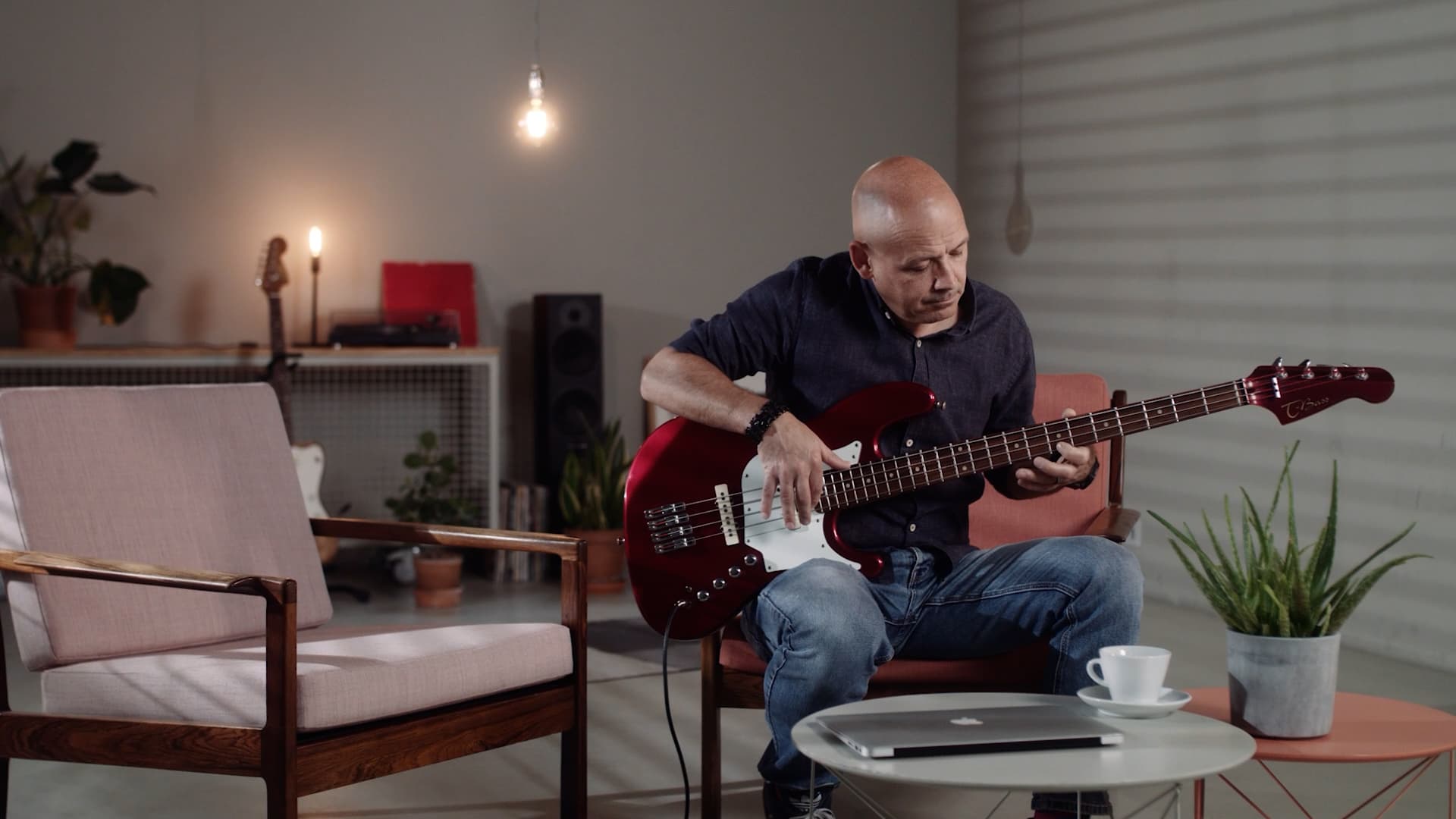 Nigel von Festo mit E-Bass in Studio