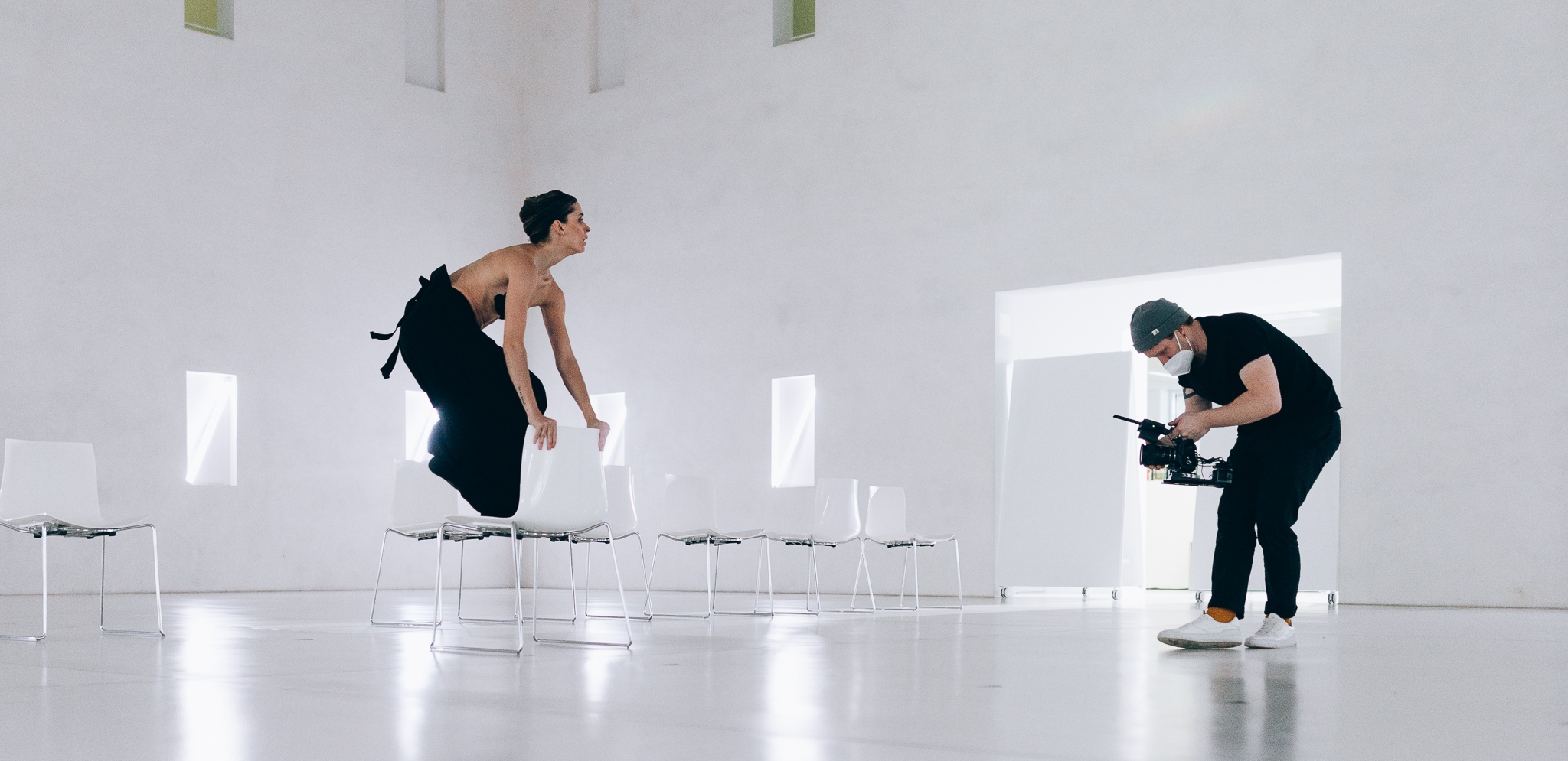 Filmemacher Matthias Bierer filmt Bruna Andrade beim Tanz auf einem Stuhl