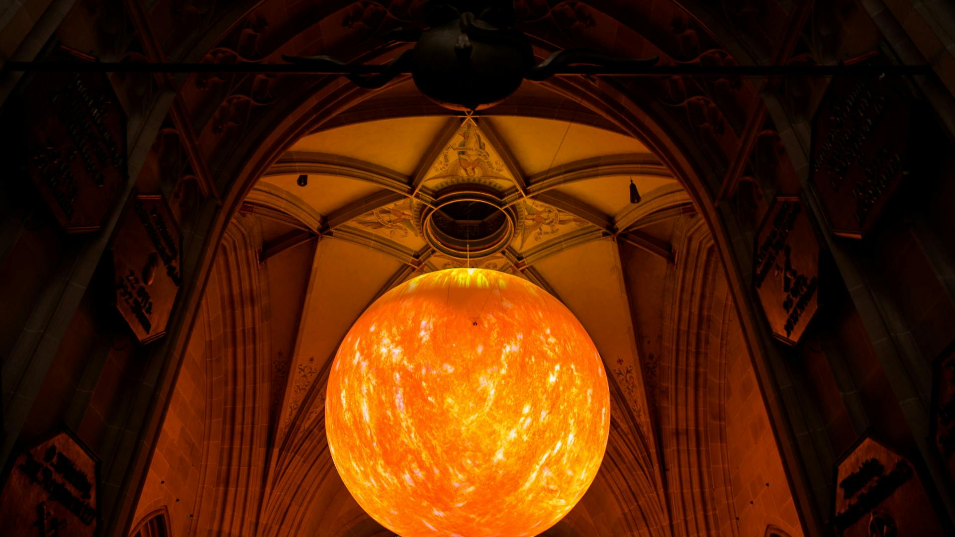 Im Ulmer Münster hängt und leuchtet die 200-millionenfach verkleinerte Imitation der Sonne "Solar Equation" der Sonne von Rafael Lozano-Hemmer